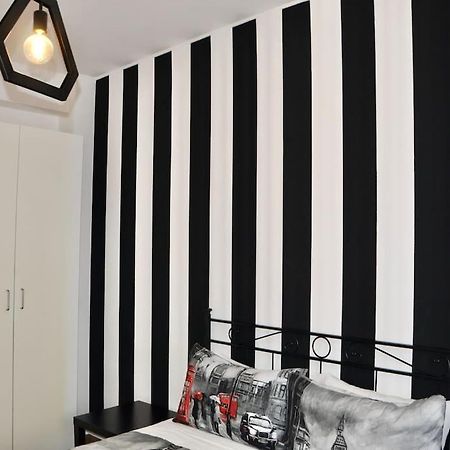 M.Aurelio Black & White Milan Luaran gambar
